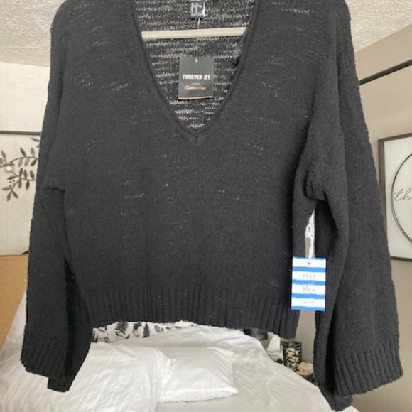 FOREVER 21 BLACK SWEATER NWT SIZE XS - Picture 1 of 2